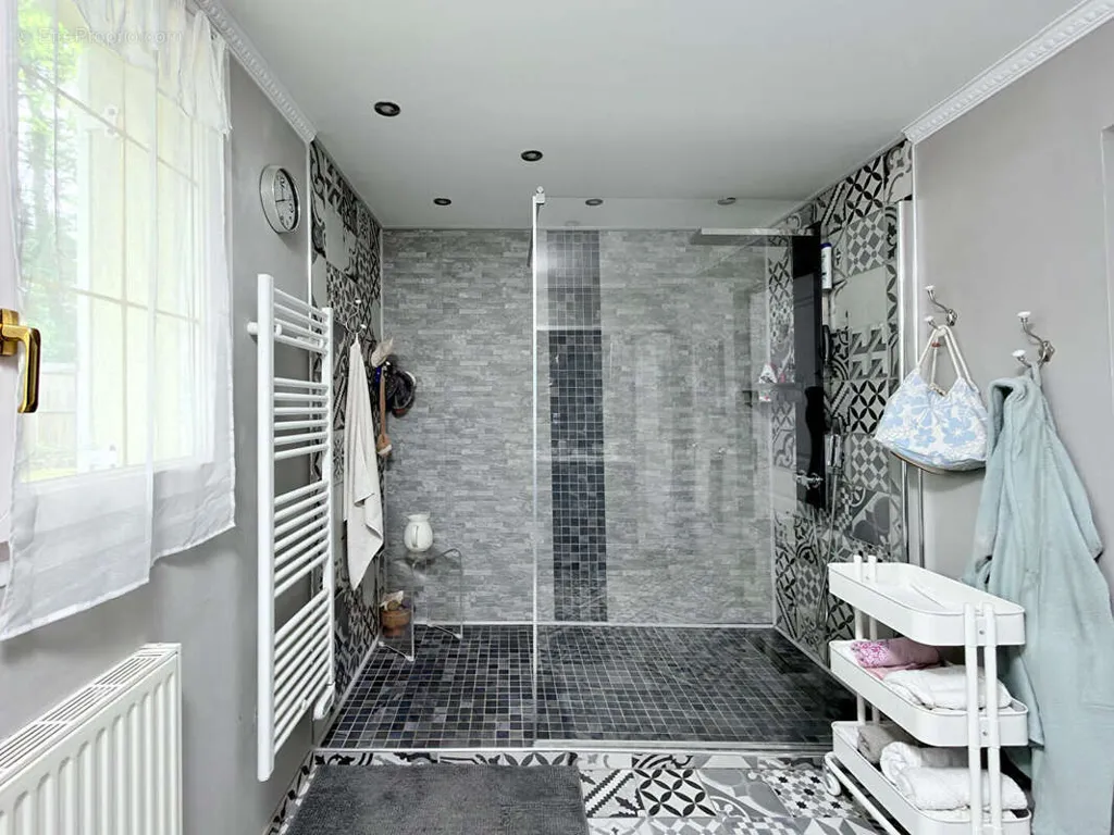 Salles de bain - Maison 8 pièces à Noisy-Sur-Ecole