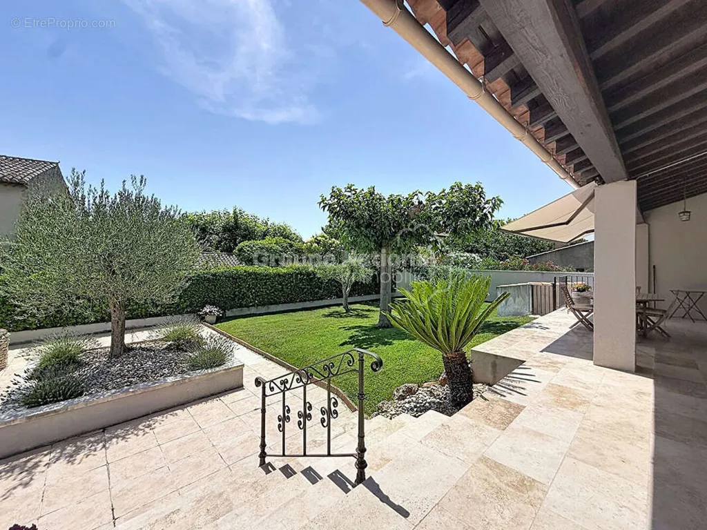 Garden - Renovated Villa with Pool in Cheval-Blanc