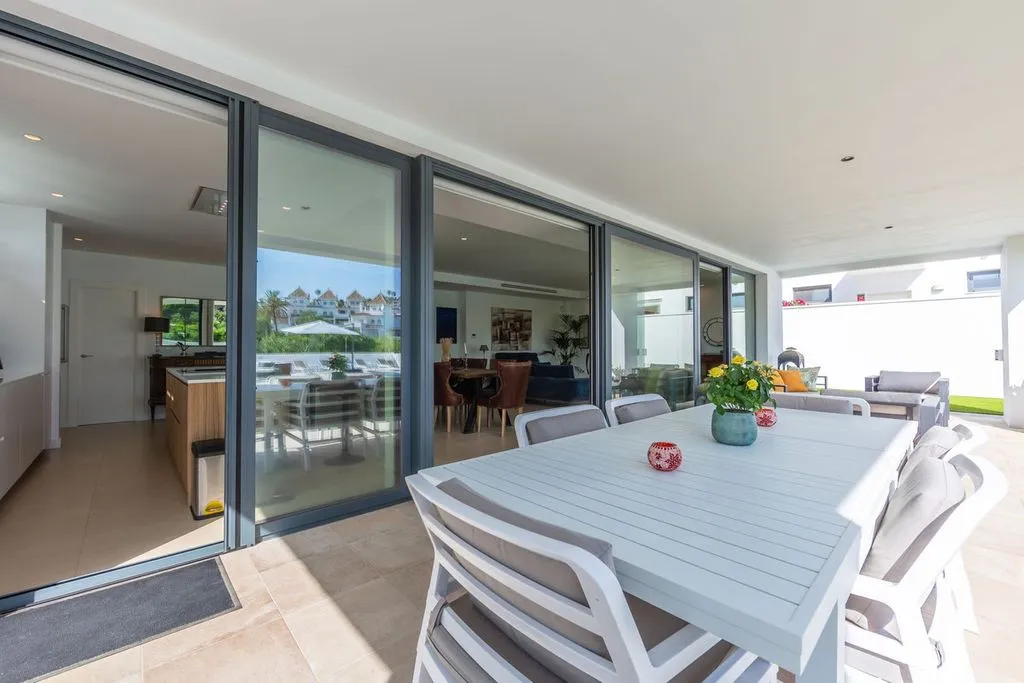 Terrasse - Contemporary Villa with Sea View in La Duquesa