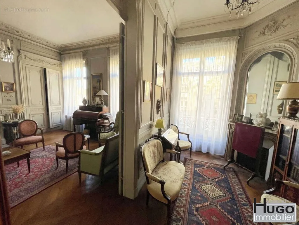Soggiorno - Haussmannian Apartment with Tram Access in Bordeaux