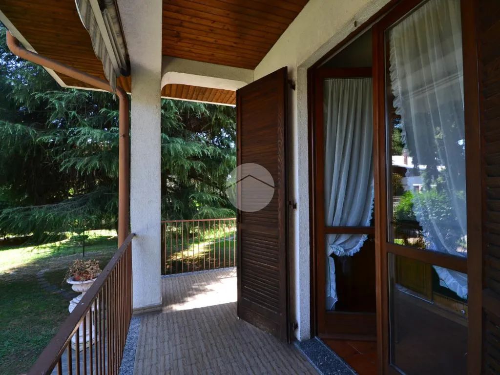 Rõdu - Detached Villa with Garden in Vittuone