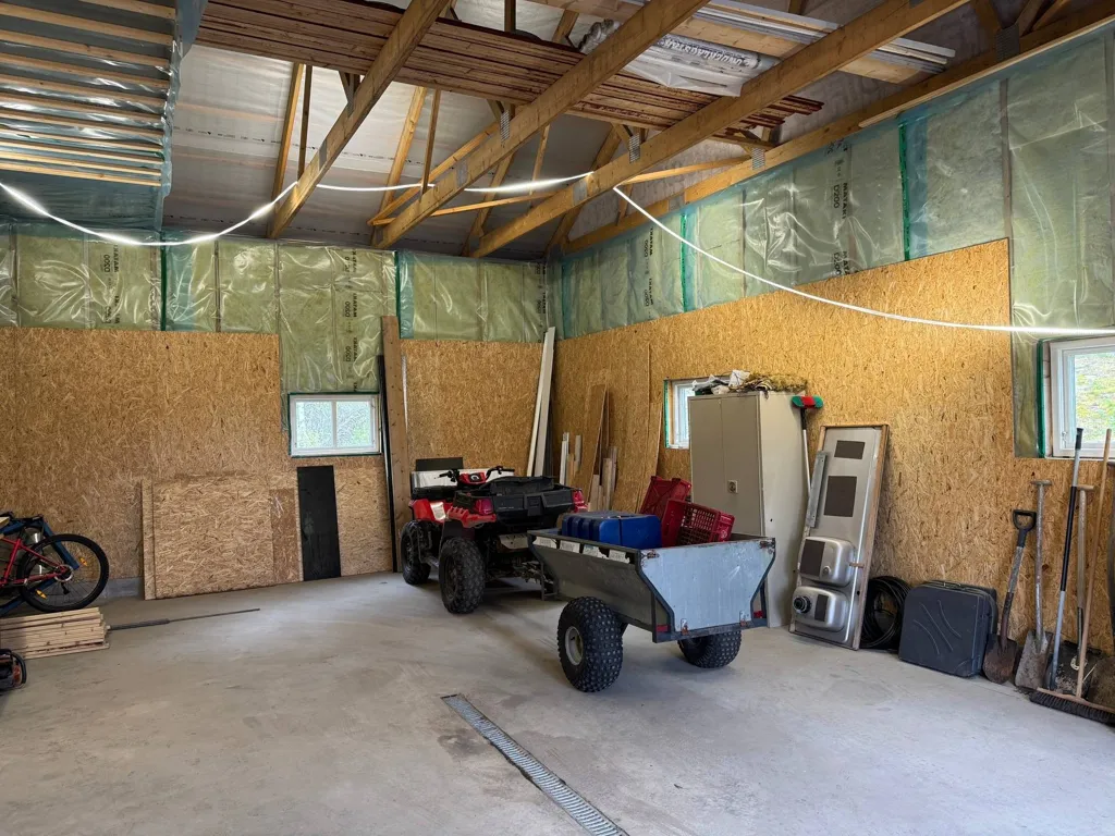 Garage - Farm with Stable in Fotskäl, Sweden