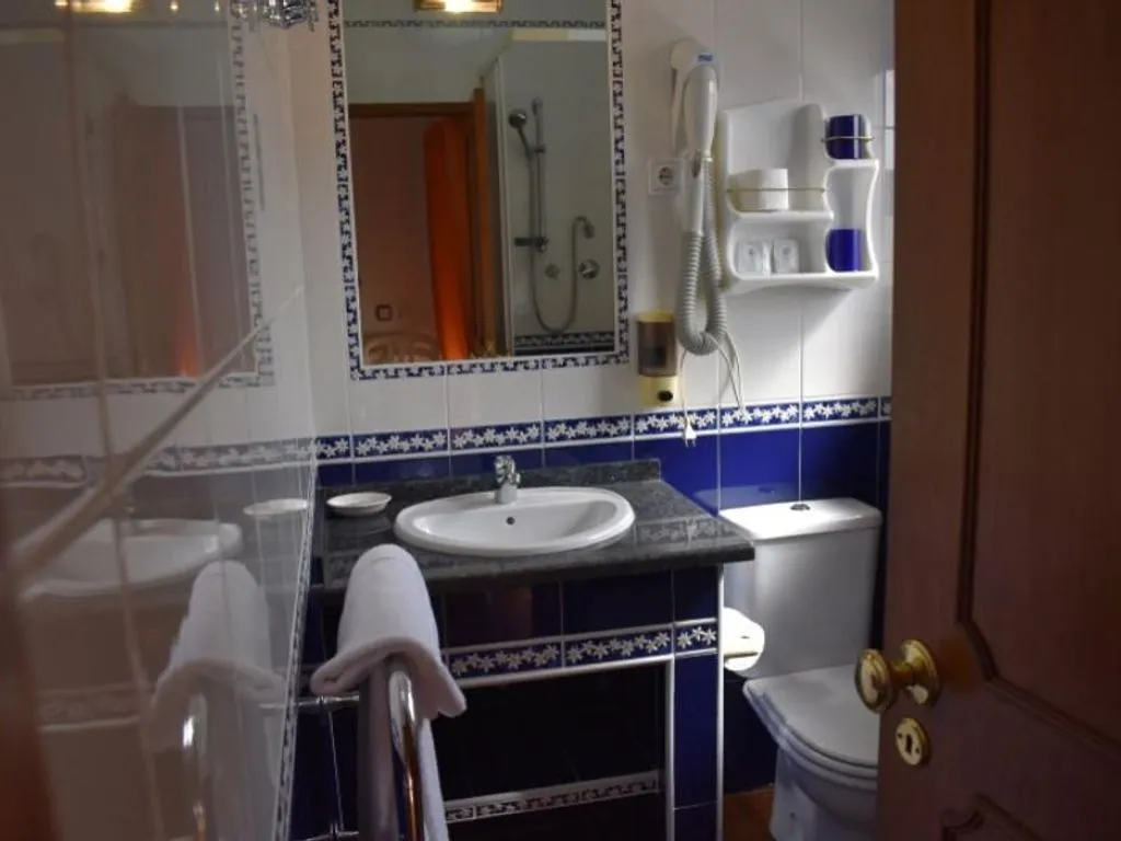 Bathrooms - Luxury Hotel with Pool in Estoril, Cascais
