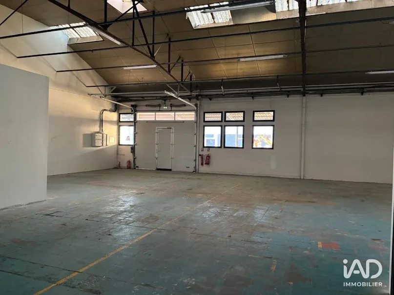 Toad - Warehouse with High Ceilings in Le Mesnil-Saint-Denis