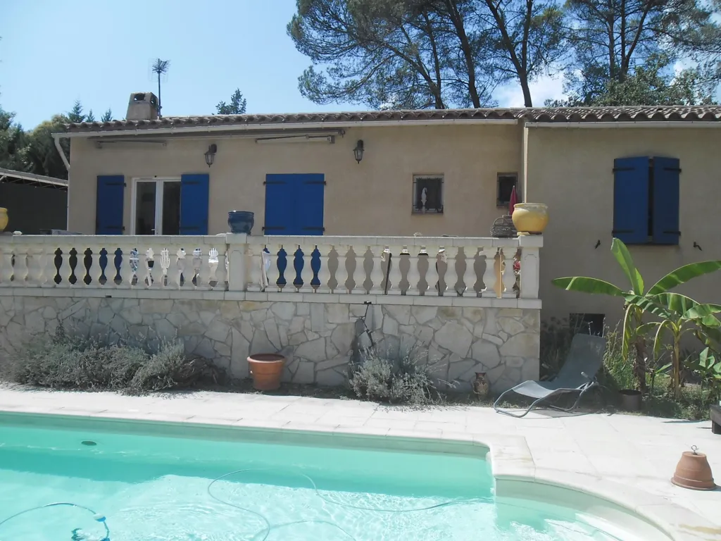 Piscine - Villa de Plain-Pied Bien Entretenue au Thoronet