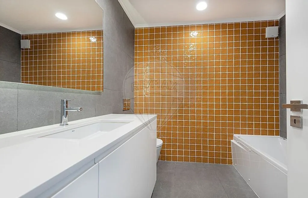 Bathrooms - Luxury Villa with Ocean View in Cascais