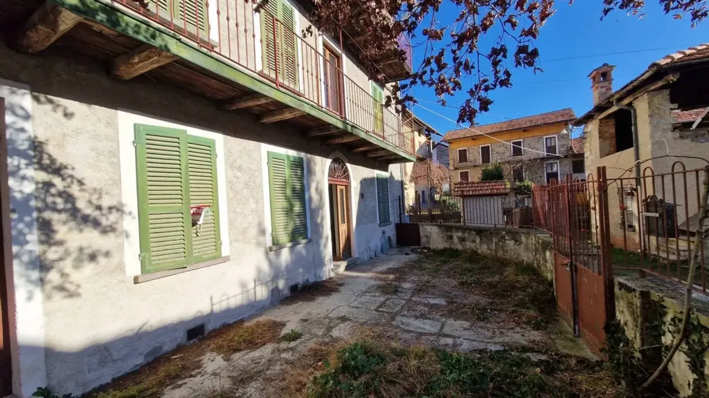 Aed - Terratetto with Private Courtyard in Varallo