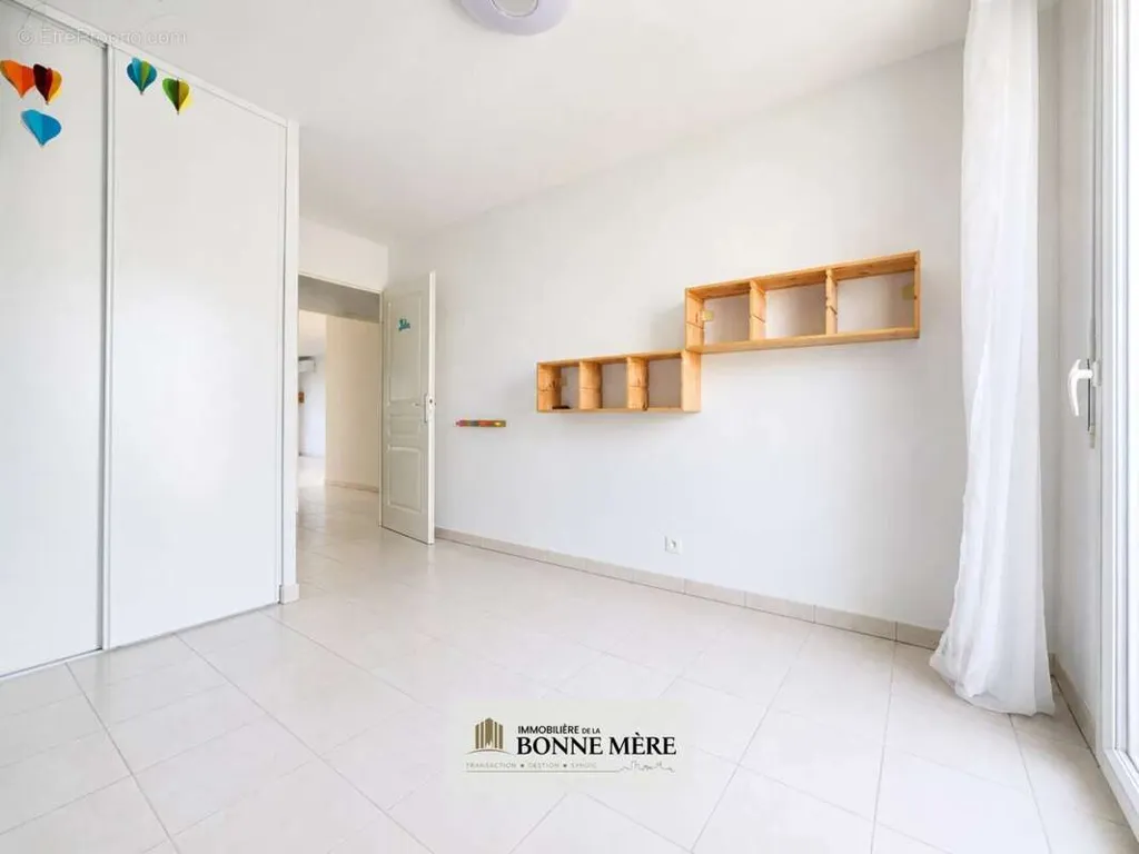 Magamistoad - Spacious 4-Bed Flat with South Terrace in Marseille