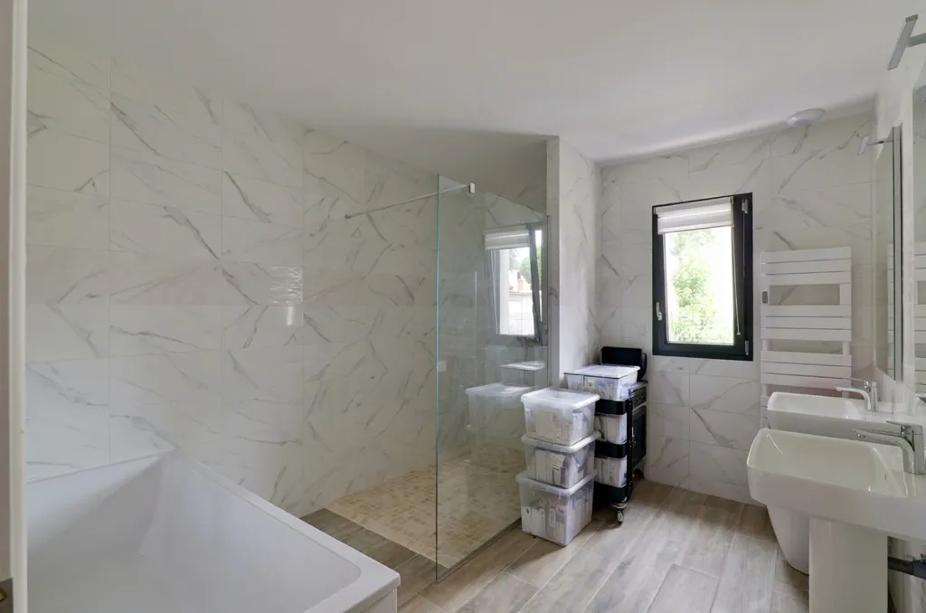 Salles de bain - Maison Contemporaine avec Jardin près de Mersperleuc
