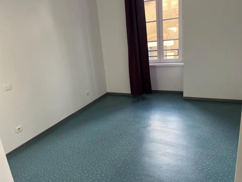 Pièces - Appartement Ensoleillé avec Ascenseur en Centre-Ville