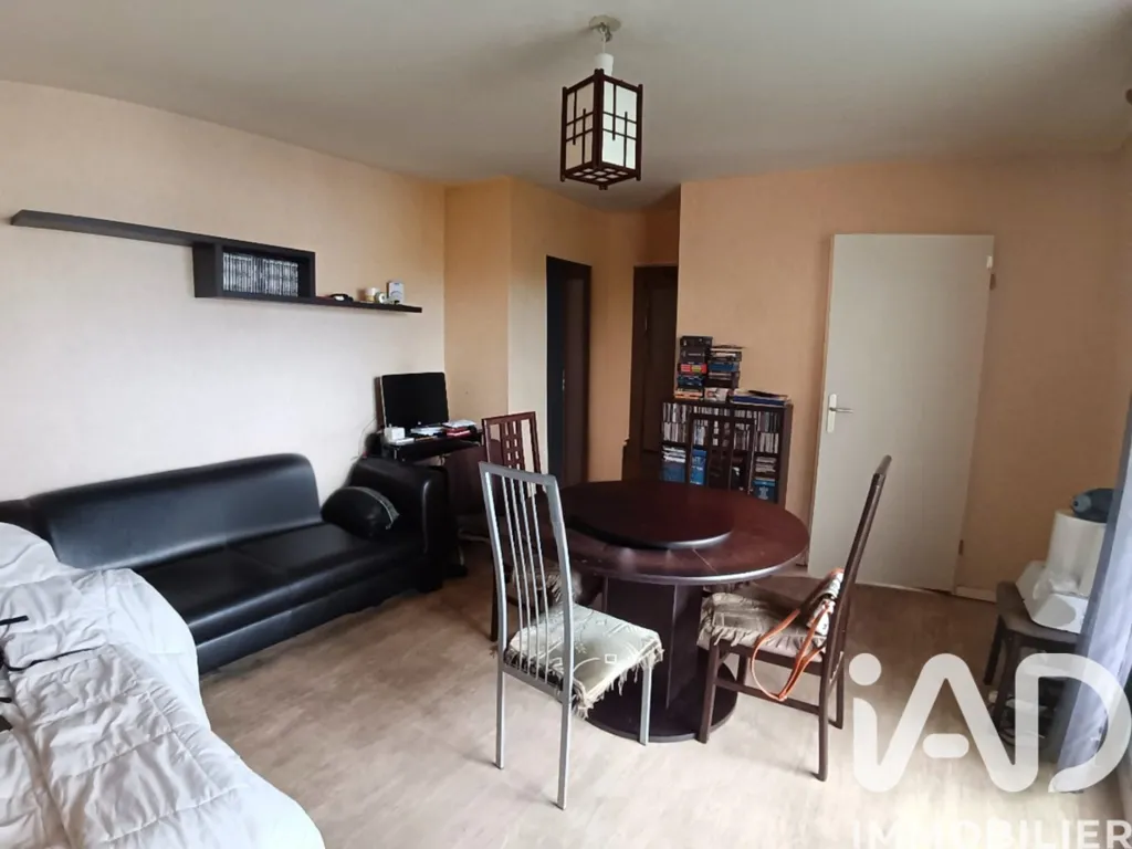 Living Room - Bright 2-Bed Apartment with Balcony in Cergy