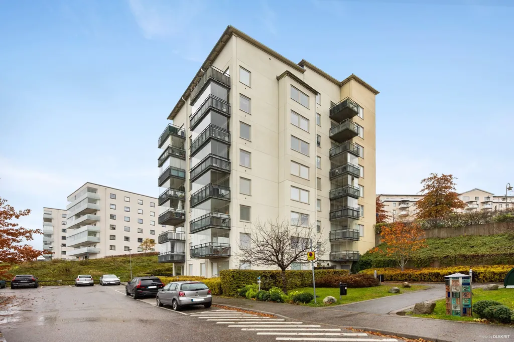 Esterno - Bright Apartment with Triple Aspect Windows in Skärholmen