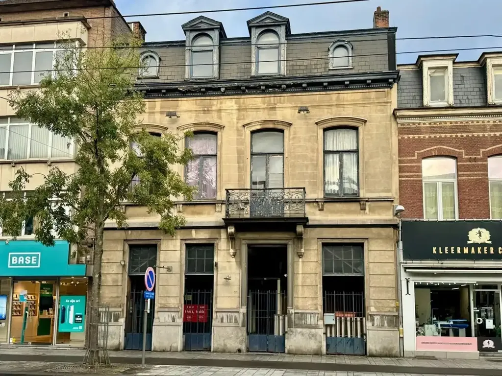 Välivaade - Neo-Classical Townhouse with Commercial Space in Merksem