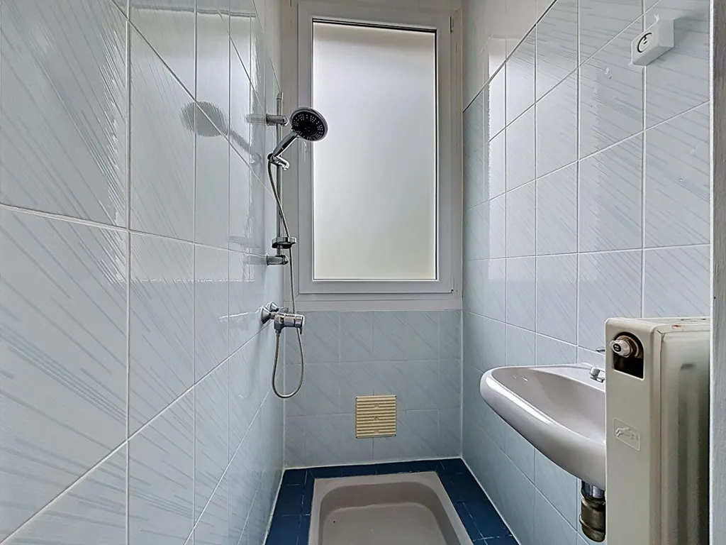Salles de bain - Maison des Années 30 avec Piscine à Sucé-sur-Erdre