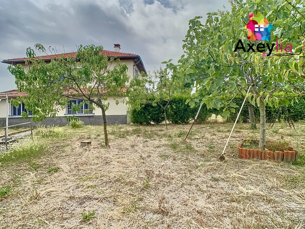 Aed - House with Workshop and Garden in Renaison