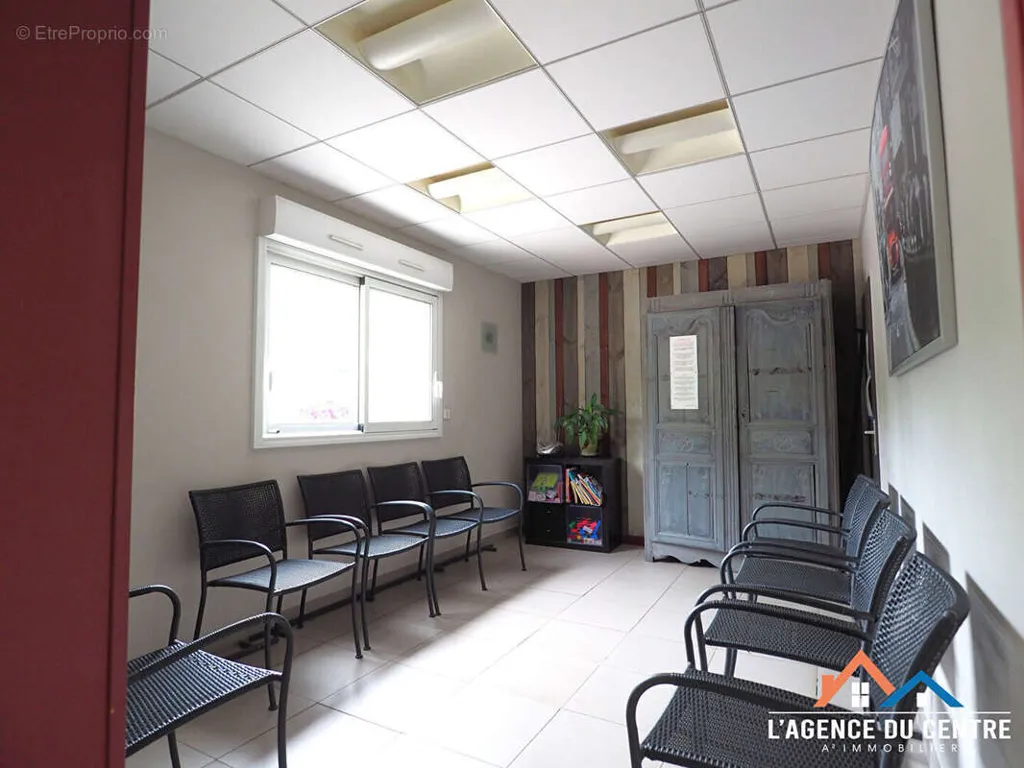 Kabinet - Mixed-Use Property with Garden in Guitrancourt