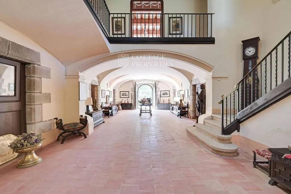 Esik - Luxury Farmhouse with Heritage in Llagostera