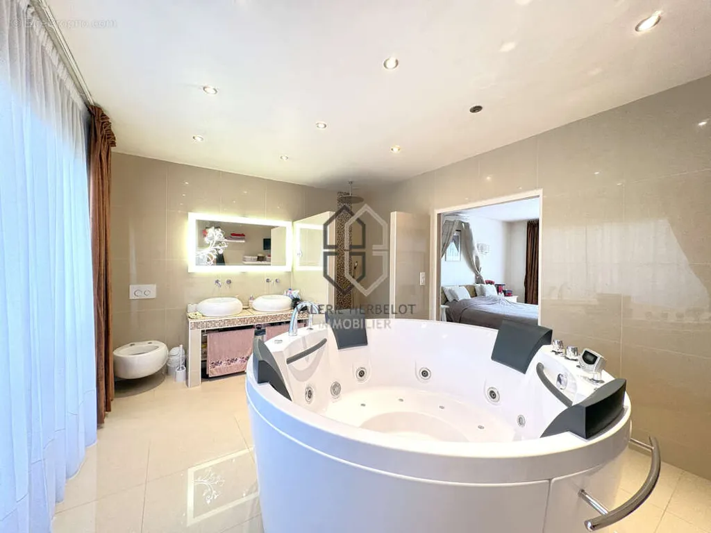 Salles de bain - Maison Récemment Construite avec Terrasse au Calme