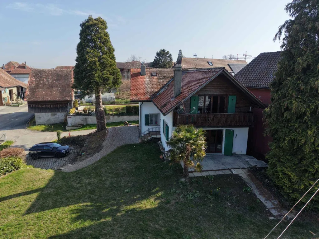 Õhuvaade - Retro House with Renovation Potential in Chevroux