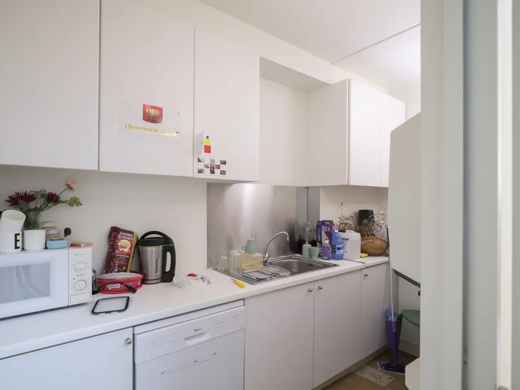 Kitchen - Office with River View in Ghent