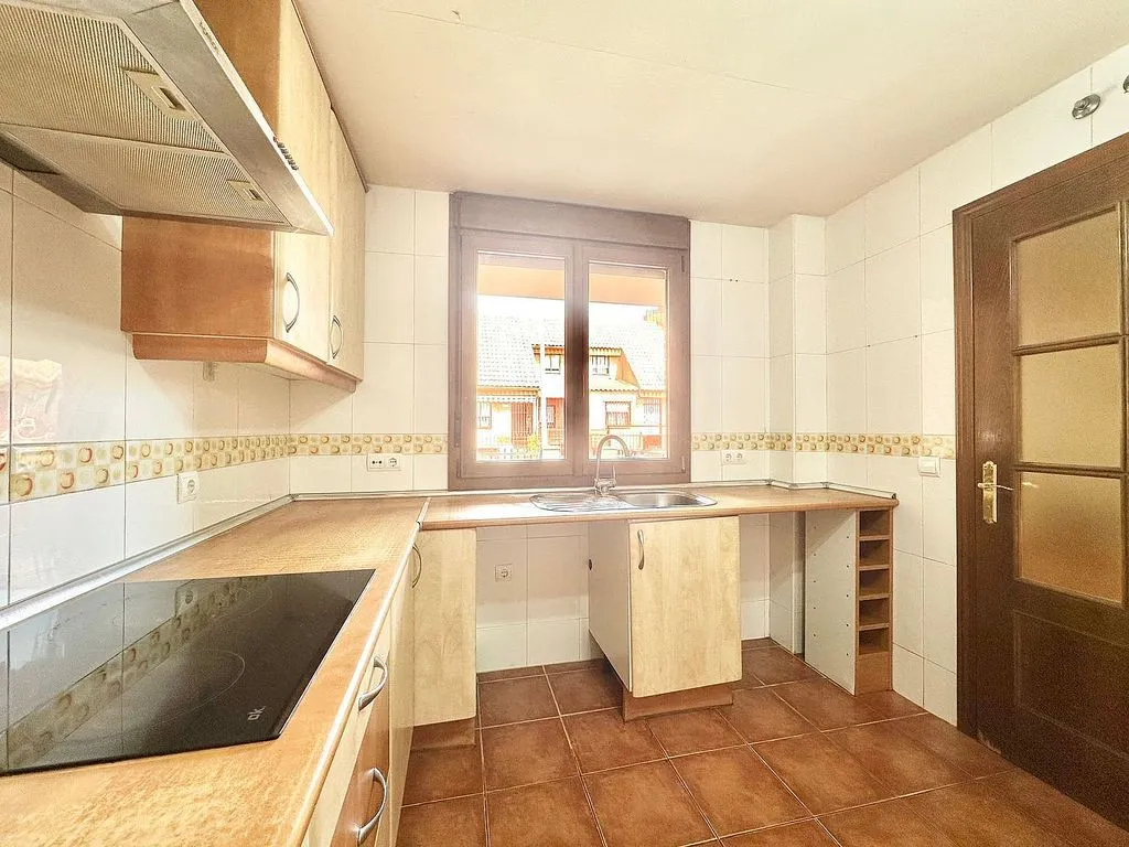 Cuisine - Patio-Backed Chalet in Mejorada del Campo