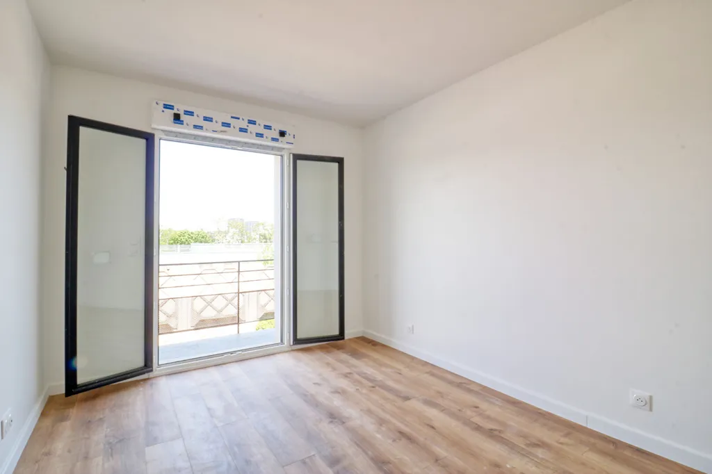 Rooms - Family Home with Balcony in Antony