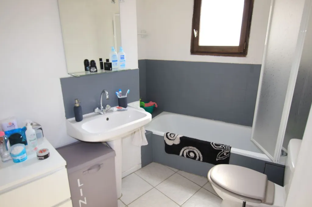 Bathrooms - Studio with Kitchenette near Cours Mirabeau, Aix-en-Provence