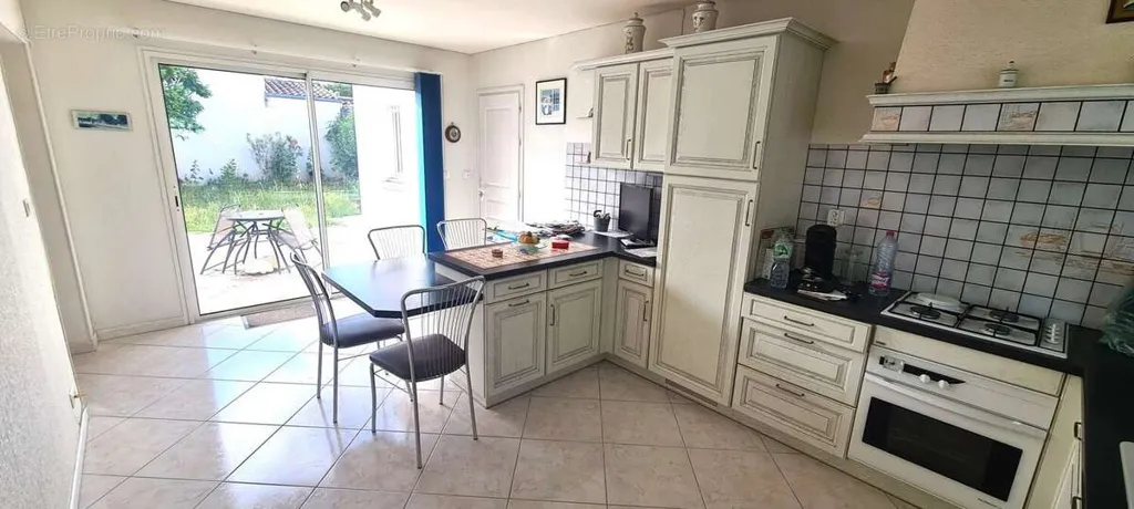 Cucina - Villa with South-Facing Terrace in Perigny