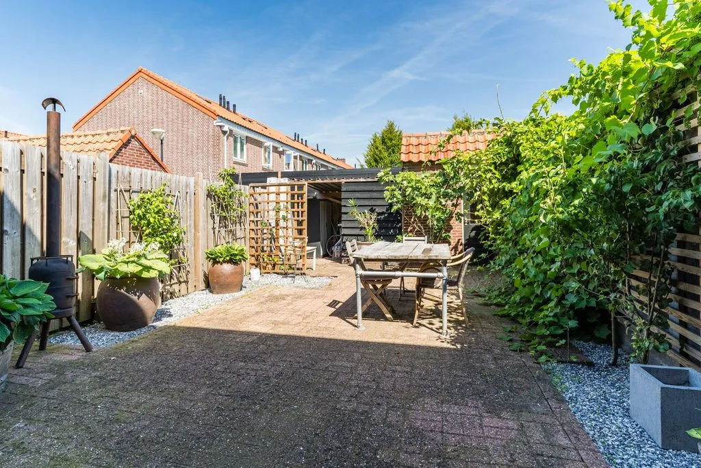 Aed - Modernised Semi-Detached House with Solar Panels in Oss