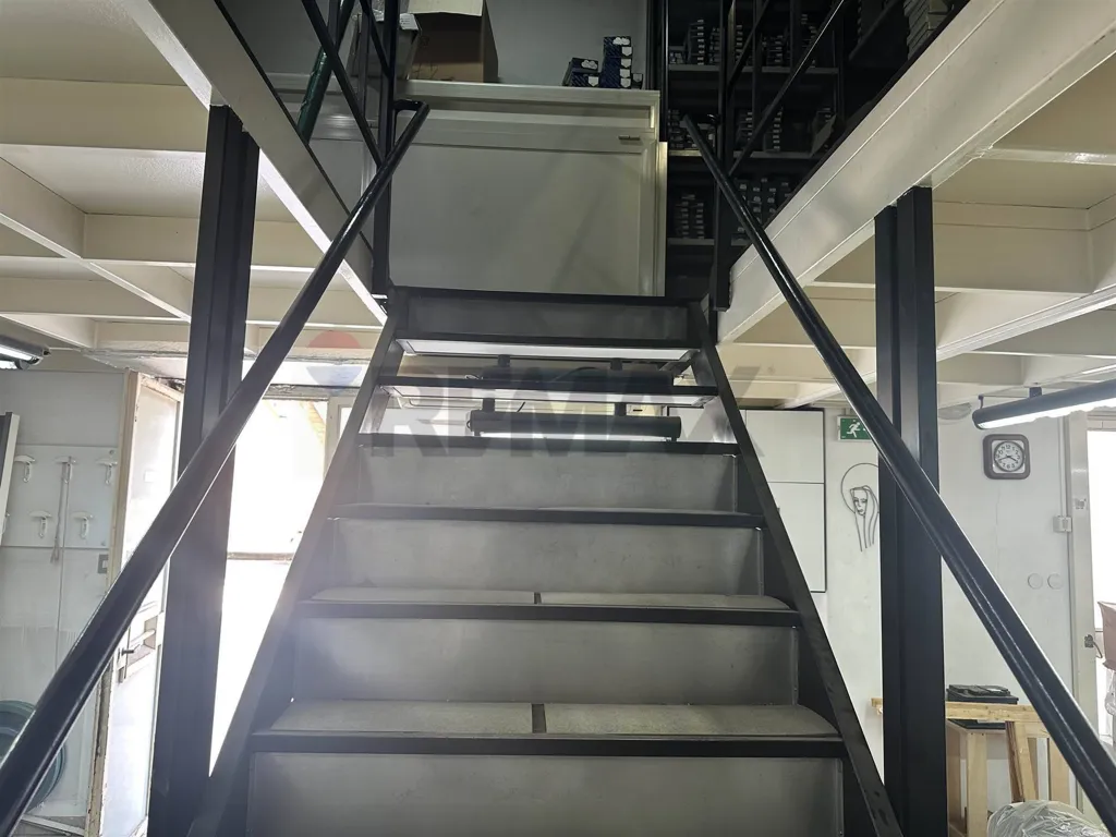 Pièces - Commercial Space with Terrace in Catania