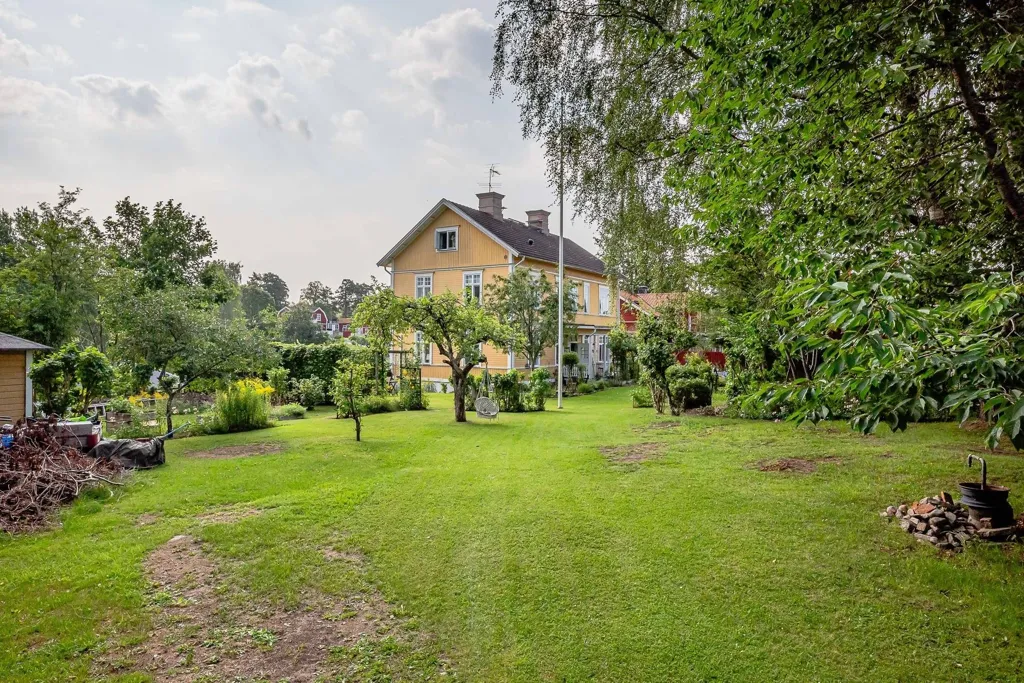 Aed - Victorian Villa with Multiple Units in Malmköping