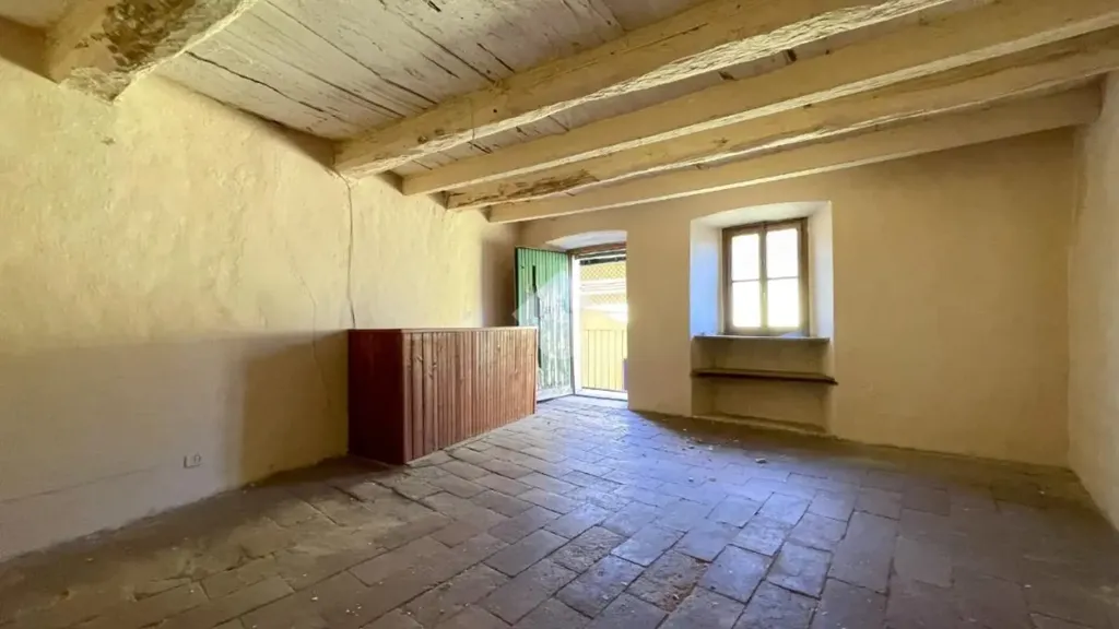 Pièces - Terraced Rustic House in Bisuschio