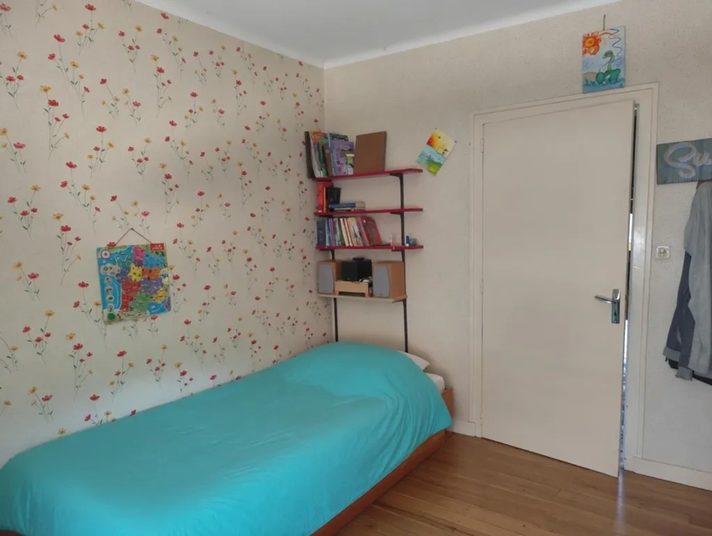 Chambres - Maison avec Grenier Aménageable au Centre de Peillac