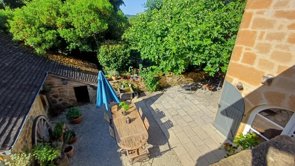 Vue aérienne - Demeure du 18ème avec Piscine près de Thenon