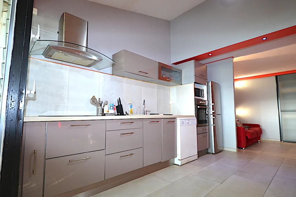 Cuisine - Appartement Moderne avec Jardin à la Marina