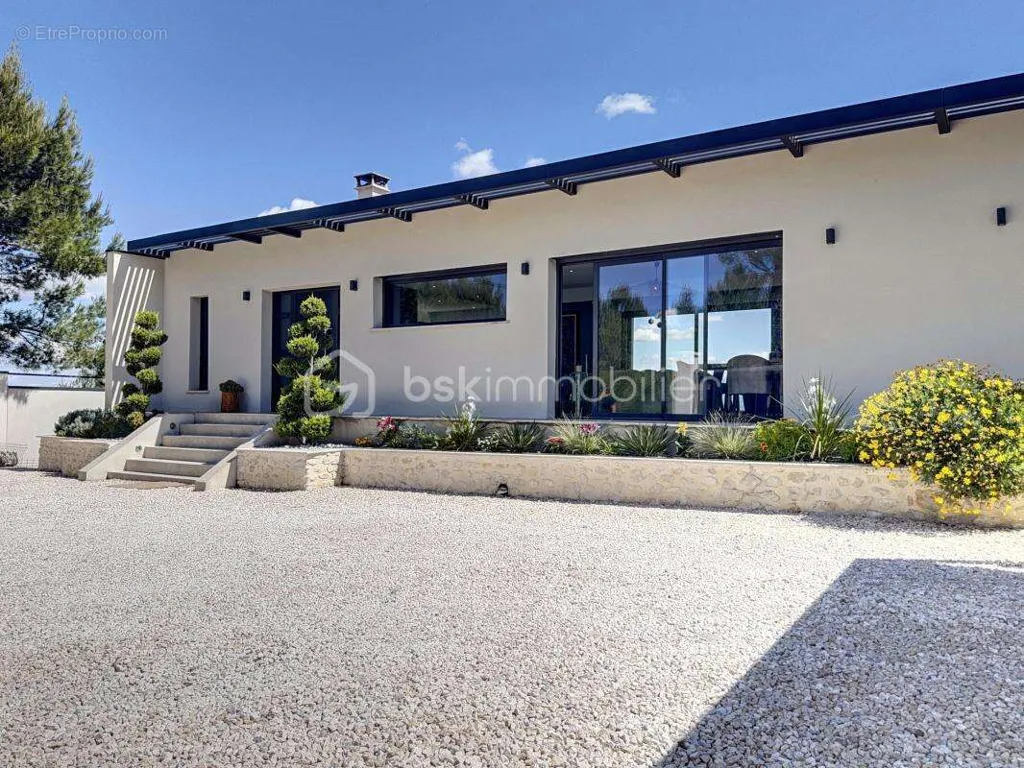 Exterior - Villa with Panoramic View on Vedène Heights