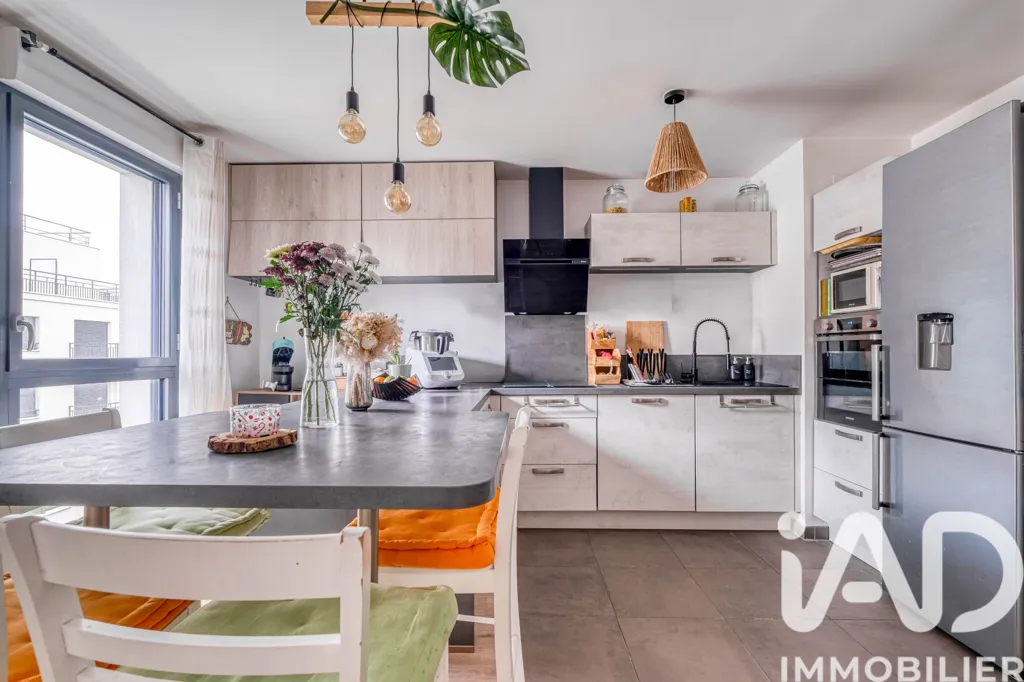 Köök - Bright 3-Bed Flat with Loggia in Thiais