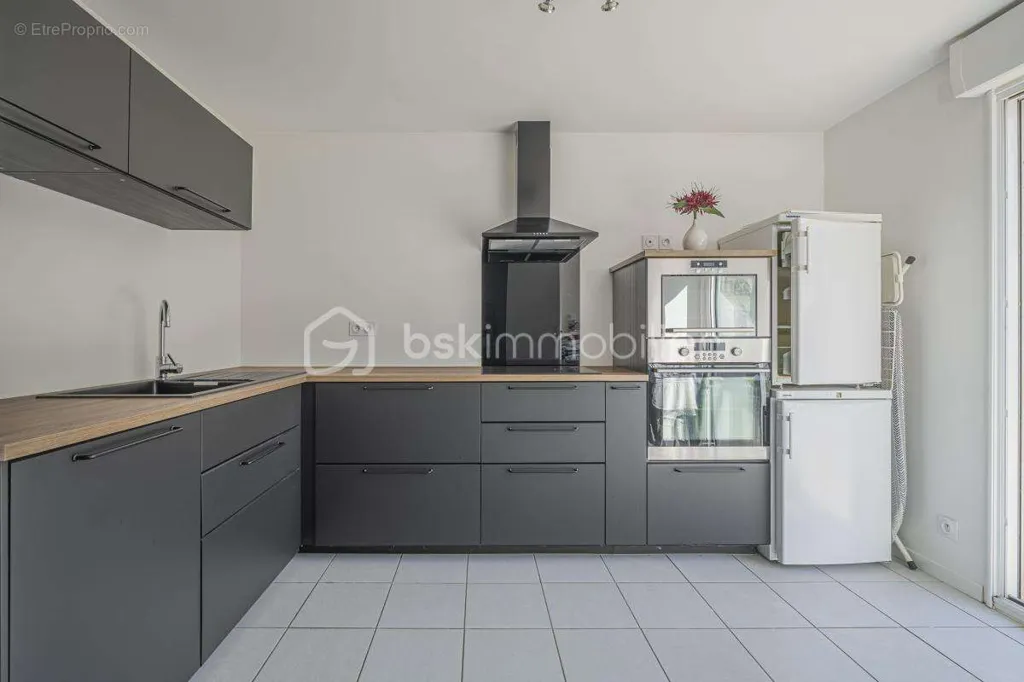 Cuisine - Villa avec Piscine et Garage à Poisat