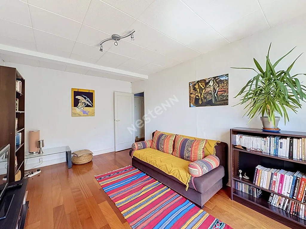 Elutuba - Spacious 2-Bedroom with Garden View in Montreuil