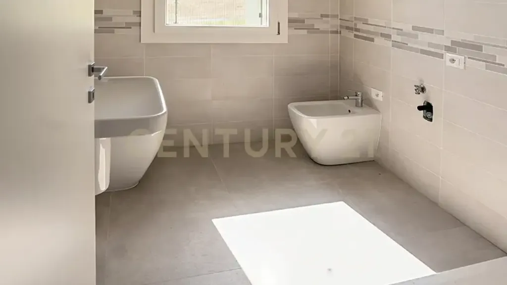 Bathrooms - New Ground-Floor Flat with Garden in Zevio