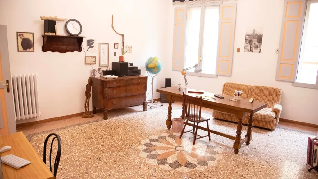 Bureau - Historic Apartment with High Ceilings in Bologna