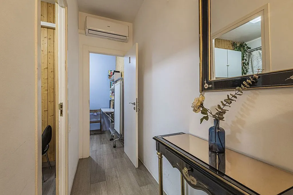 Esik - Apartment with Potential in Sant Antoni, Barcelona