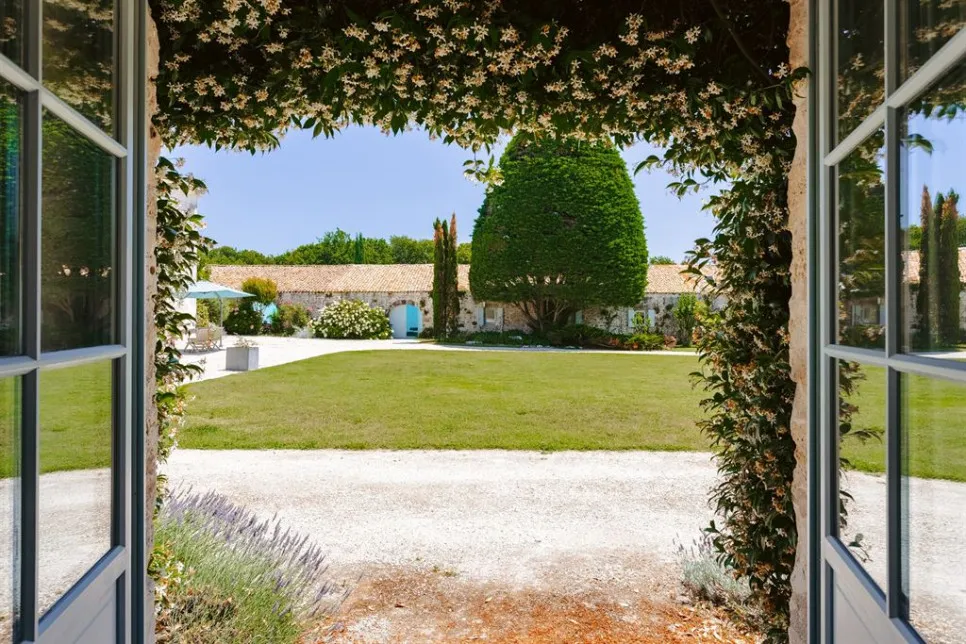 Terrasse - Logis Historique avec Piscine près de Royan