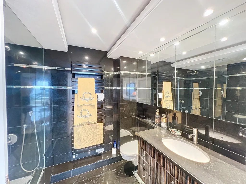 Salles de bain - Appartement de 3.5 Pièces avec Vue Mer à Cannes