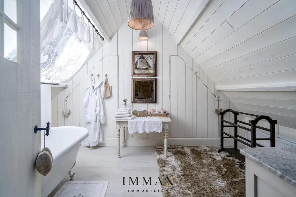 Vannitoad - Restored Manor with Water Surround in Jabbeke