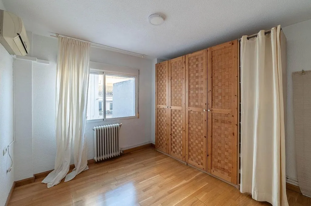 Magamistoad - Top-Floor Flat with Balcony in Central Location