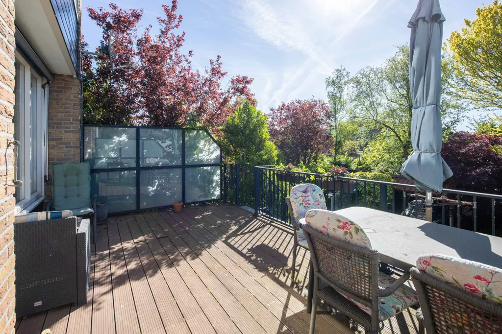 Terrass - Two-Storey House with Souterrain in Aalsmeer