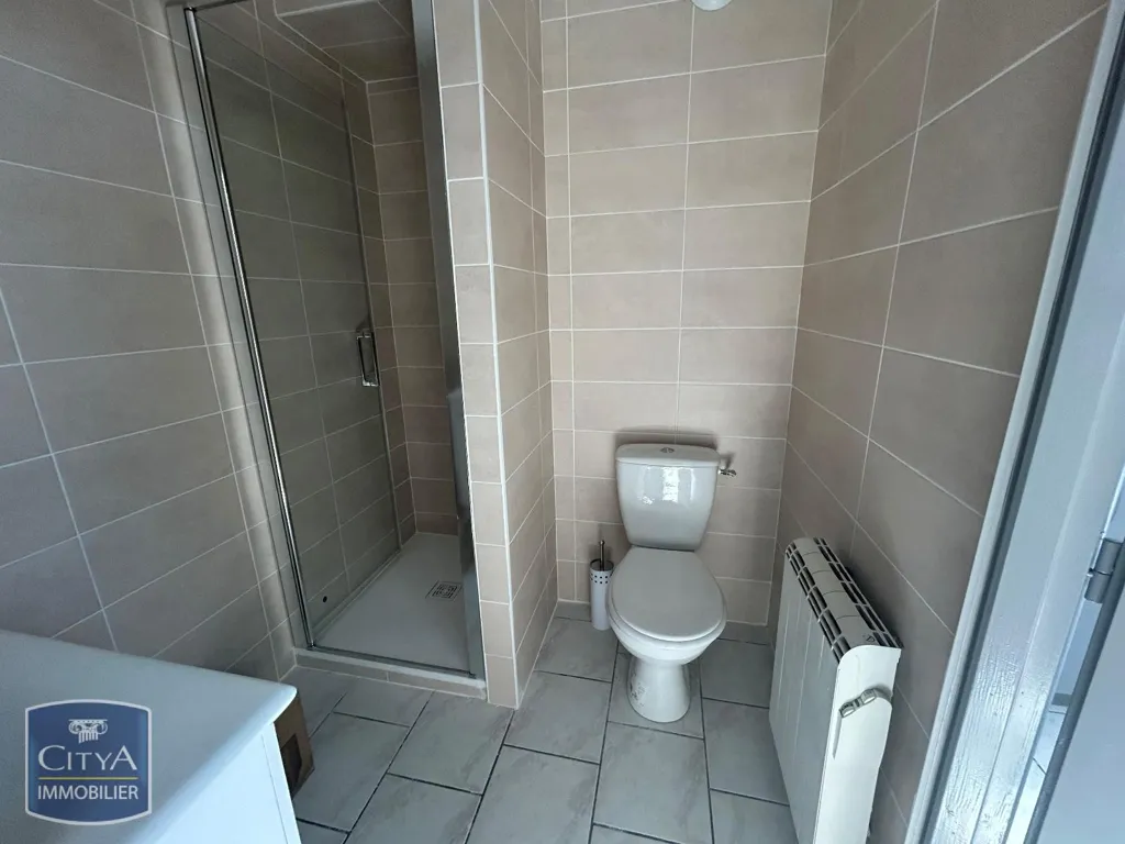 Salles de bain - Studio Rénové à Louer à Chalon-sur-Saône