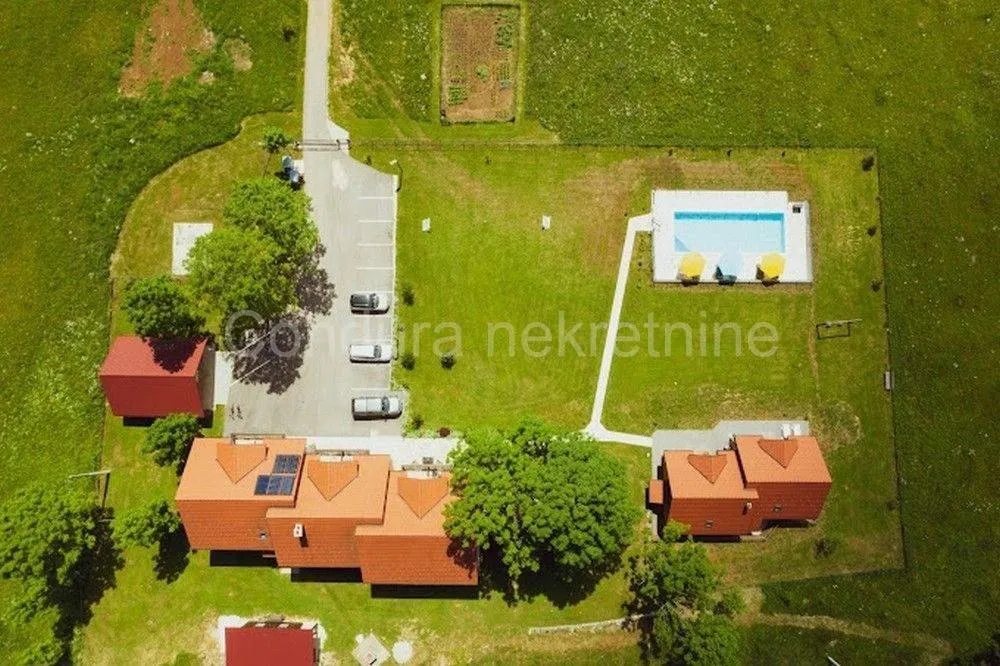Vue aérienne - Commercial-Residential Complex with Pool in Donji Babin Potok
