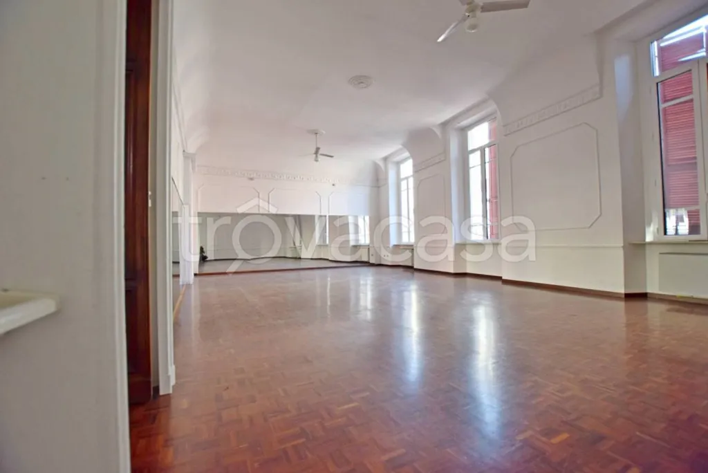 Pièces - Commercial Property with Balcony in Mondovì